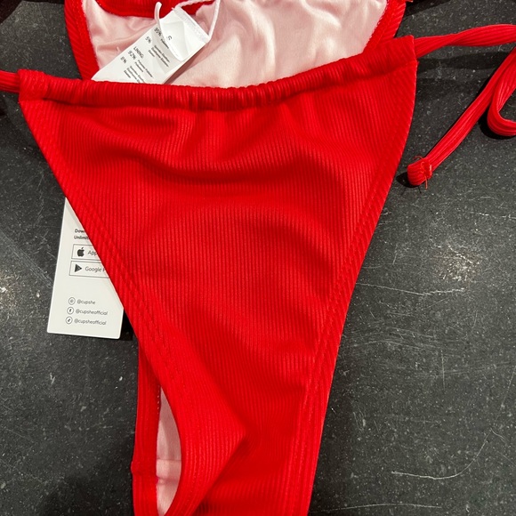 Red bikini - Picture 4 of 4